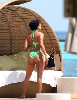 Karrueche Tran en bikini vert à Cancún, bronzette au soleil