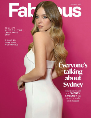 Sydney Sweeney, shooting glamour pour Fabulous Magazine en robe blanche
