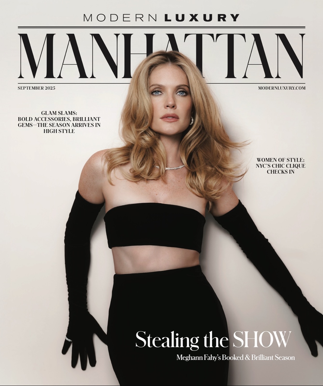 Meghann Fahy dans Modern Luxury Manhattan en tenue glamour et gants noirs