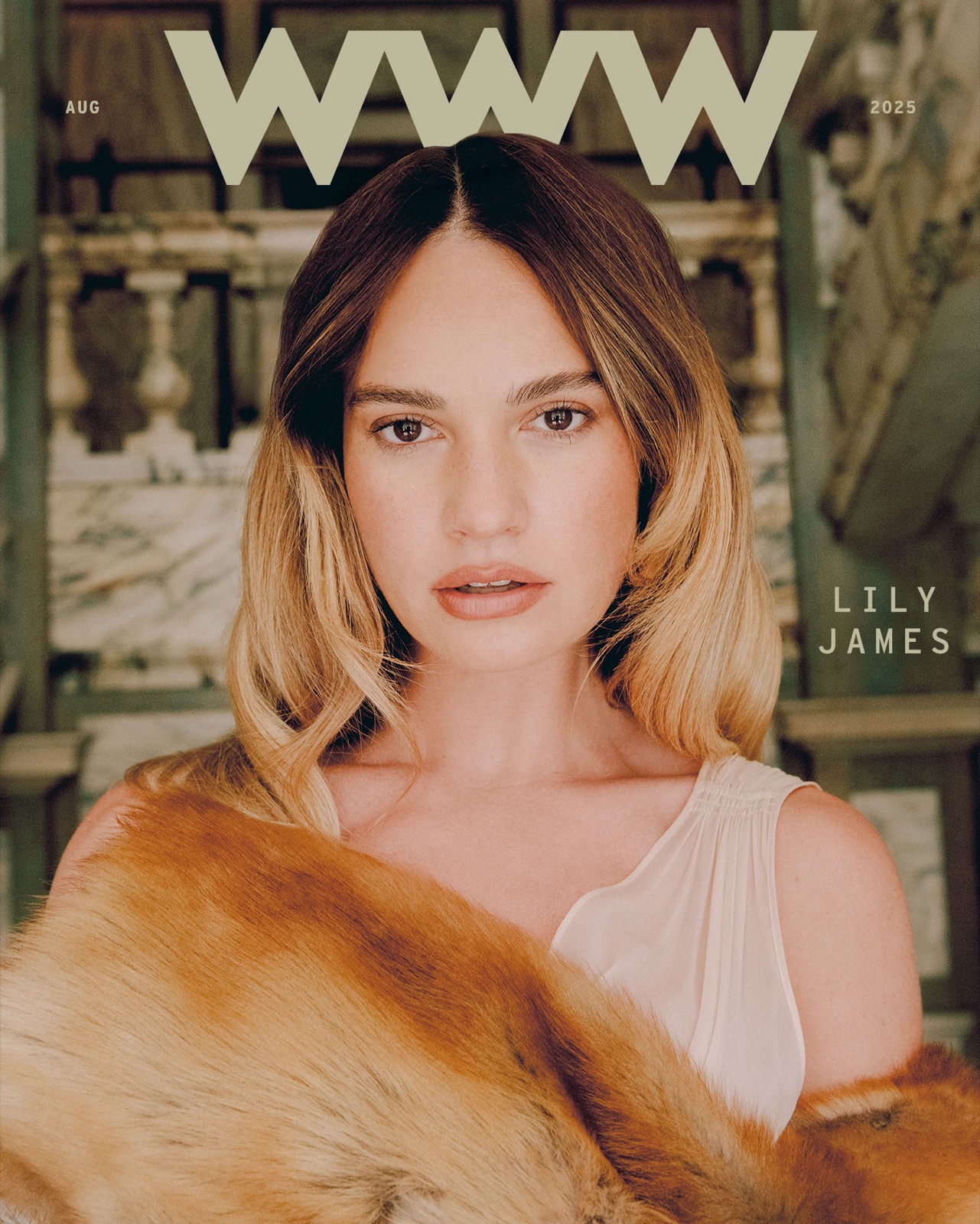Lily James dans Who What Wear août 2025 en manteau de fourrure