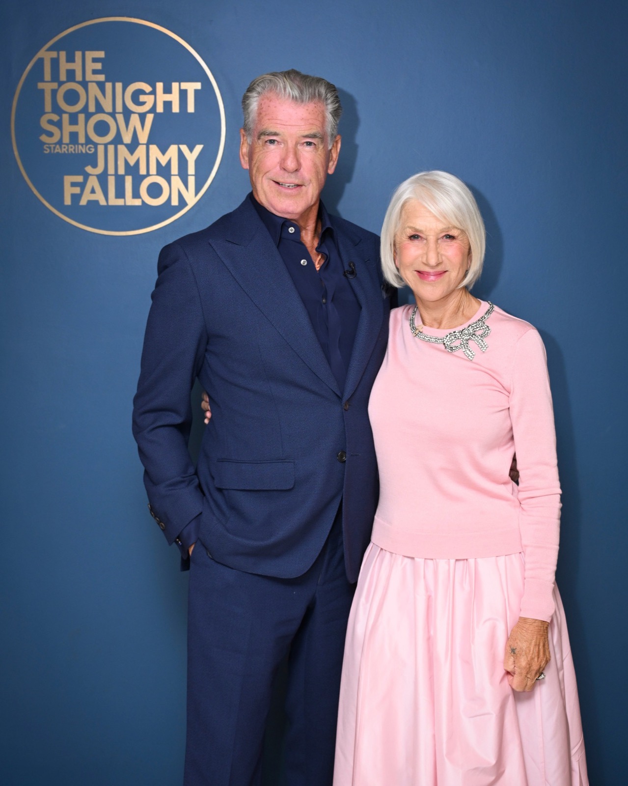 Helen Mirren au Tonight Show en robe rose élégante