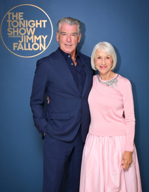 Helen Mirren au Tonight Show en robe rose élégante