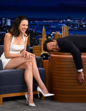 Margaret Qualley – The Tonight Show en robe blanche courte