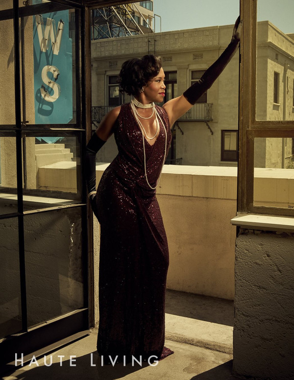 Regina King en shooting pour Haute Living en robe pailletée