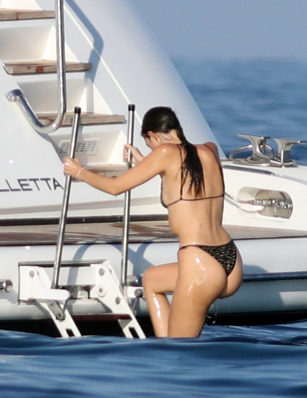 Vittoria Ceretti en bikini imprimé sur un yacht à Formentera