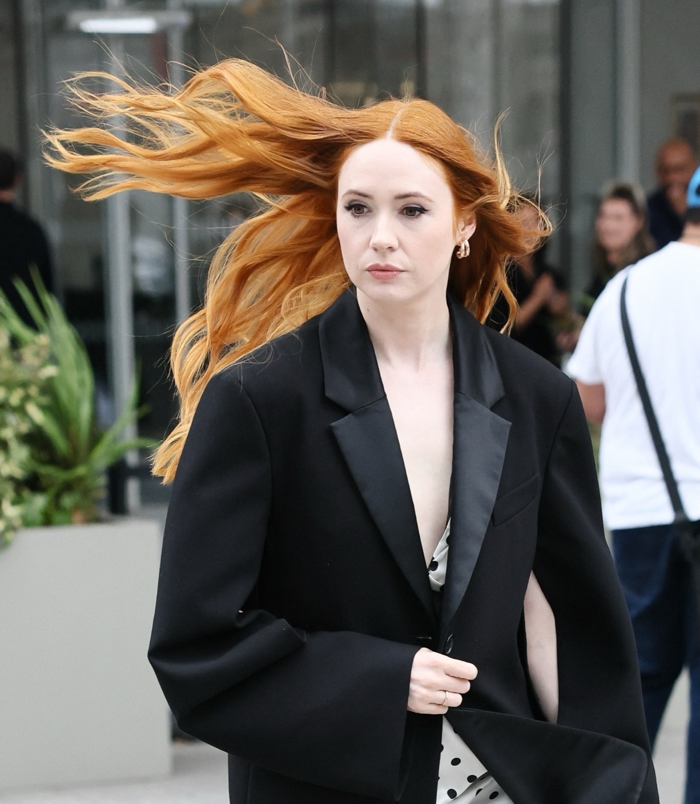 Karen Gillan devant Virgin Radio à Londres en robe à pois