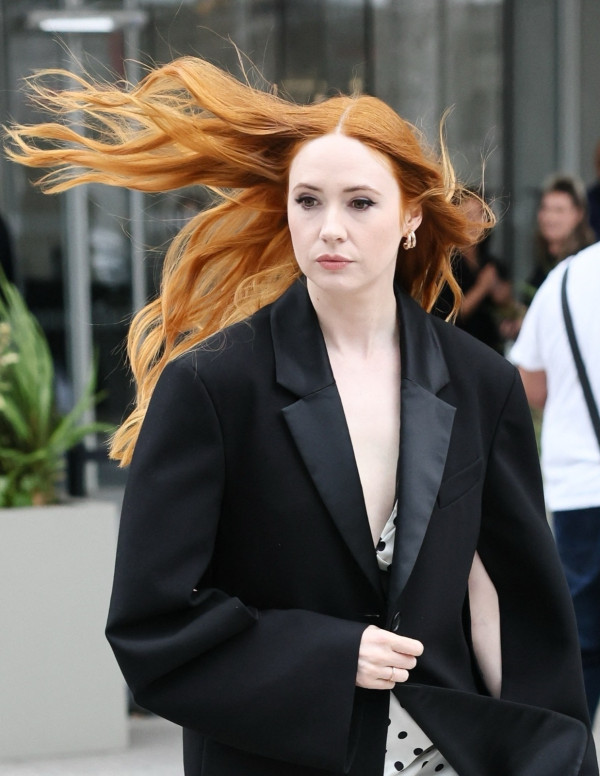 Karen Gillan devant Virgin Radio à Londres en robe à pois