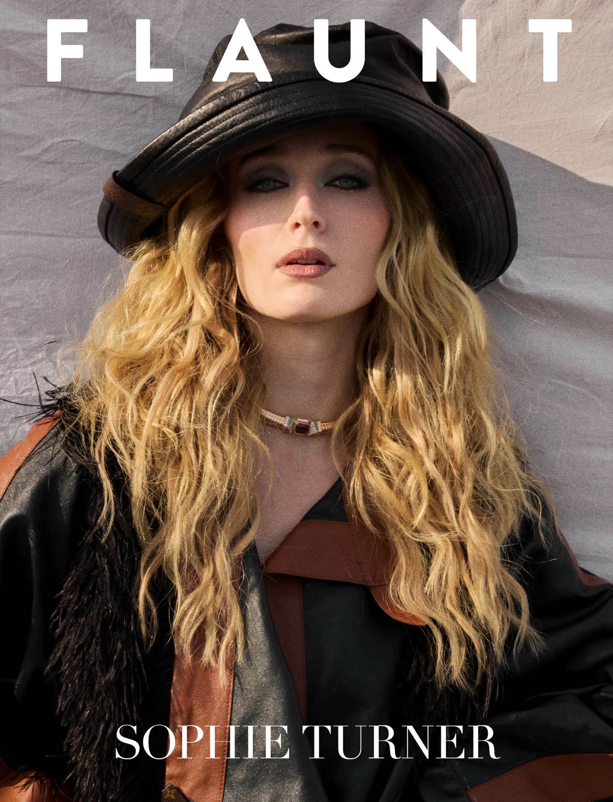 Sophie Turner en looks audacieux pour Flaunt magazine