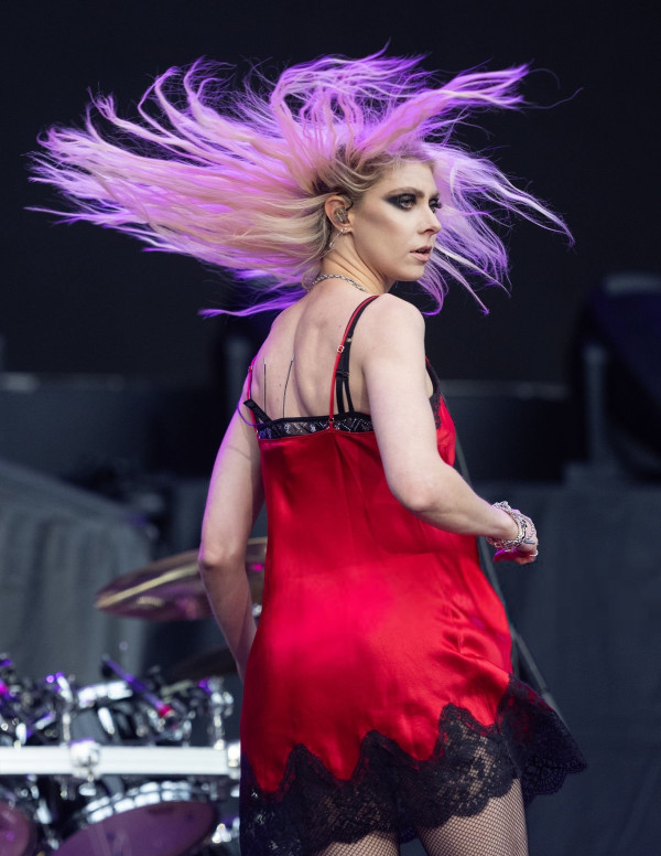 Taylor Momsen en nuisette rouge rocke le Power Up tour à Édimbourg