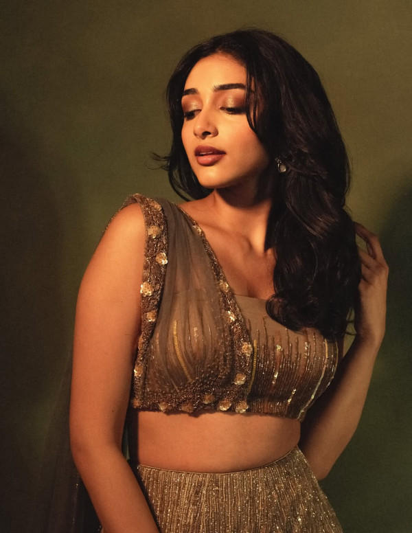 Preity Mukhundhan éblouit dans un photoshoot étincelant pour Behind Woods