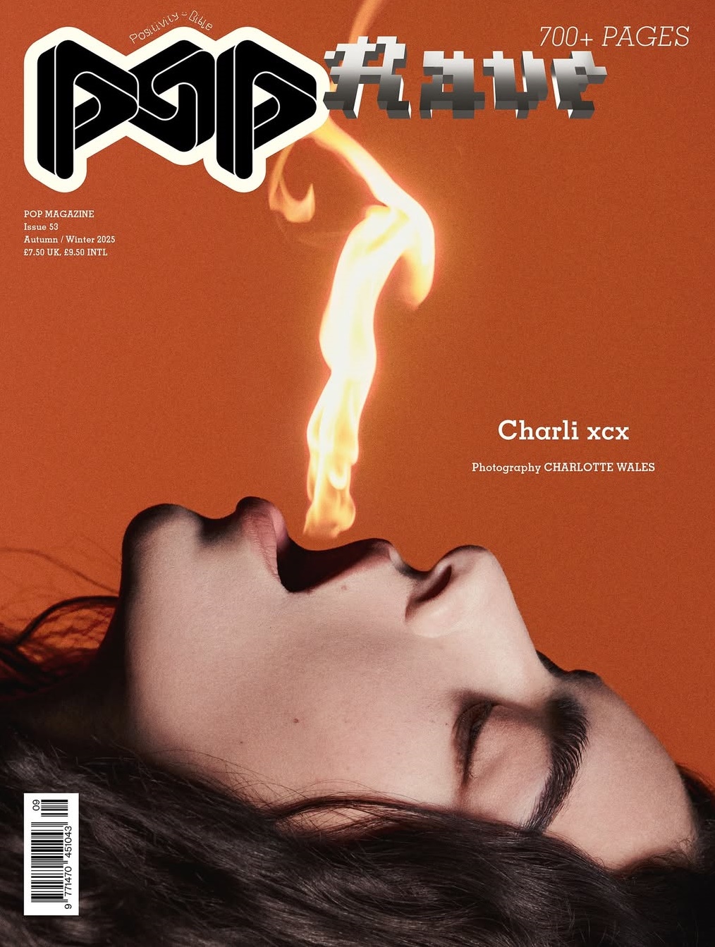 Charli XCX en shooting brûlant pour POP Magazine
