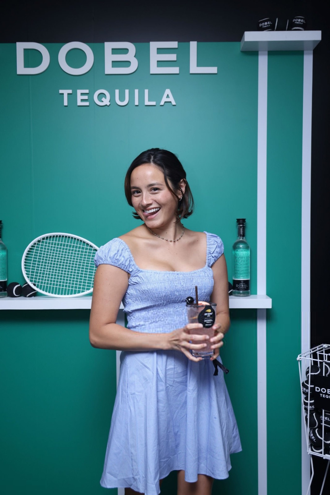 Chase Sui Wonders au tournoi de tennis US Open en robe bleue estivale