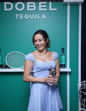 Chase Sui Wonders au tournoi de tennis US Open en robe bleue estivale