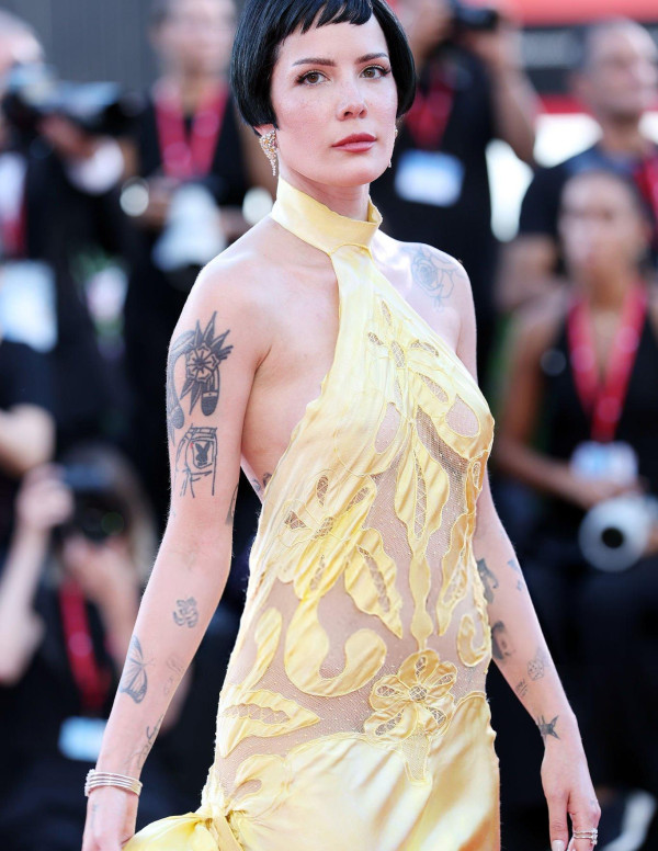 Halsey au tapis rouge de The Smashing Machine à la Mostra de Venise