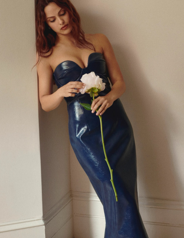 Camila Mendes en shooting pour la collection Antro, Always d’Anthropologie