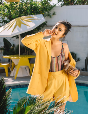 Camila Mendes en shooting ensoleillé pour le magazine Nylon