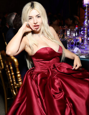 Ava Max au gala amfAR de Venise dans une robe théâtrale