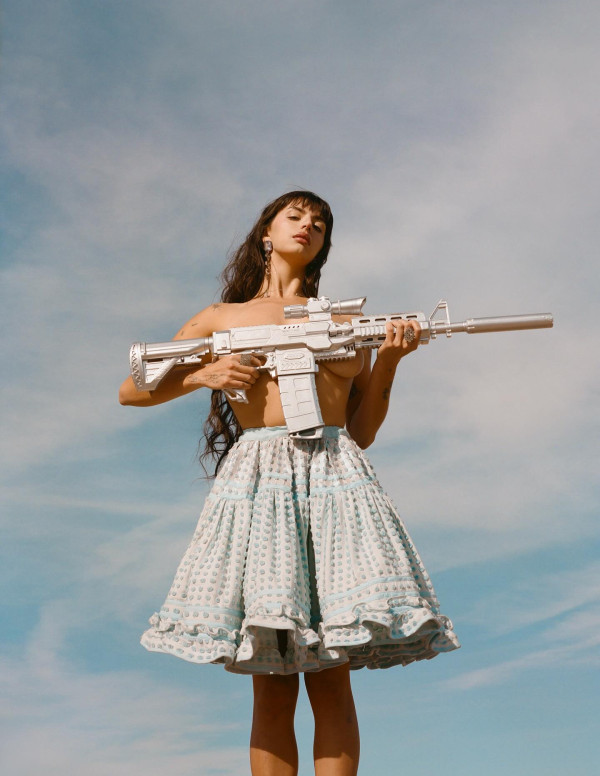 Rebecca Black en shooting pour l’album Salvation de Davis Bates
