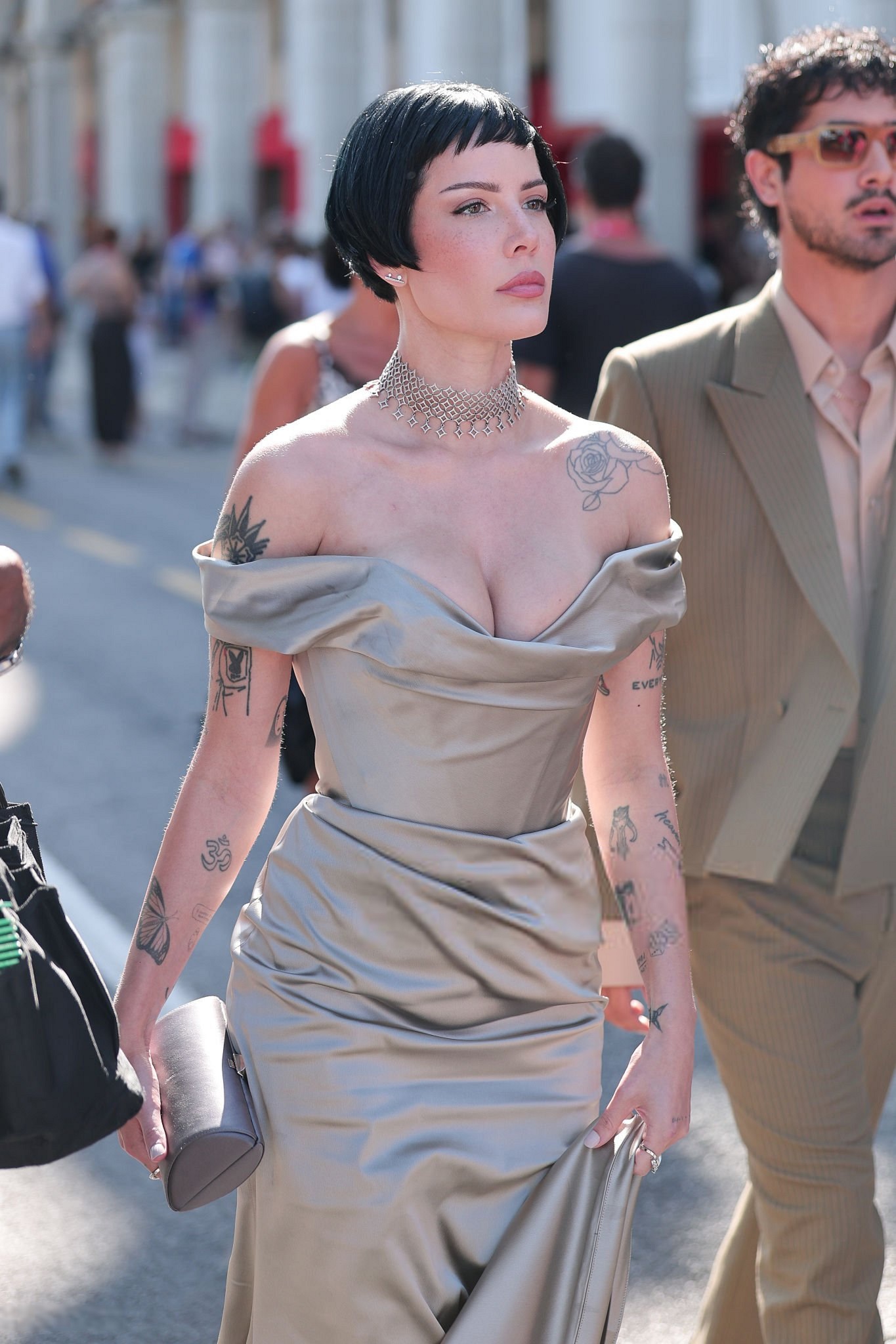 Halsey à son arrivée à l’hôtel Excelsior pour la Mostra de Venise