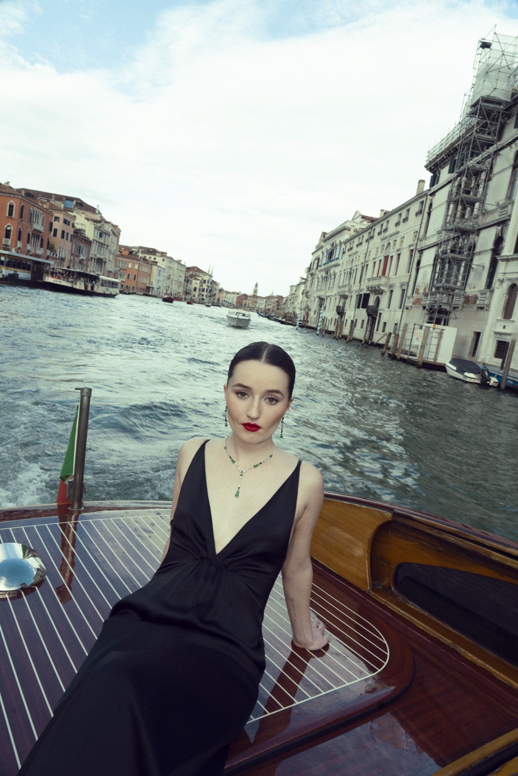 Kaitlyn Dever en diva de salle de bain pour Marie Claire à Venise