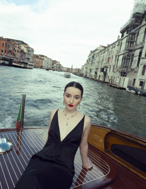 Kaitlyn Dever en diva de salle de bain pour Marie Claire à Venise