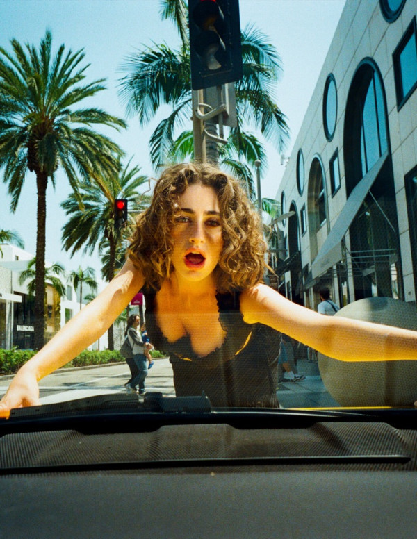 Rachel Sennott en pleine parade absurde dans le magazine The New York Times