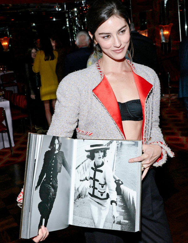 Gracie Abrams à la soirée Chanel pour le livre de Sofia Coppola