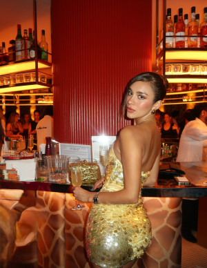 Luana Barron en robe dorée à la soirée Guizio de la Fashion Week