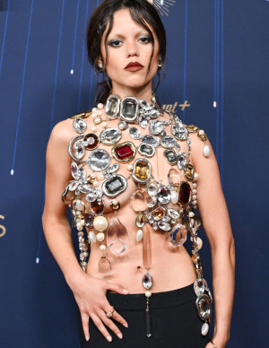 Jenna Ortega au tapis rouge des Emmy Awards à Los Angeles