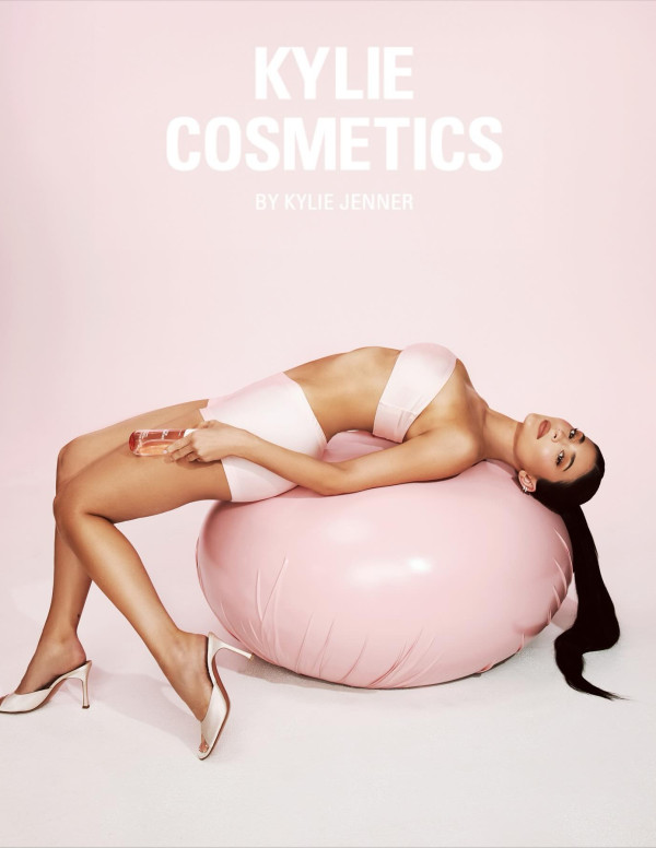 Kylie Jenner en déesse pastel pour Kylie Cosmetics shooting sensuel