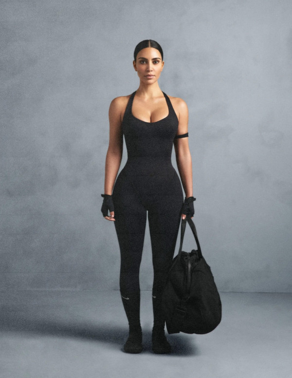 Kim Kardashian for NikeSkims – septembre 2025, shooting amazone futuriste