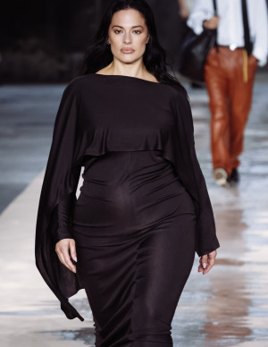 Ashley Graham au défilé Boss à la Fashion Week de Milan