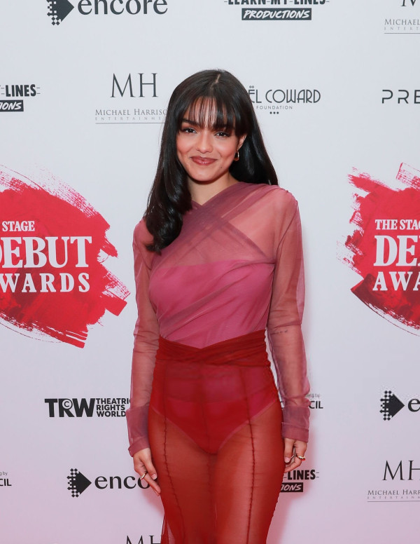 Rachel Zegler envoûte au The Stage Debut Awards tapis rouge londonien