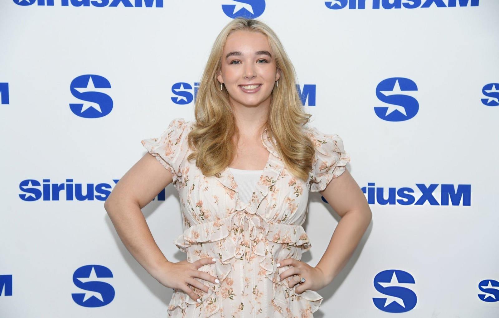 Baylen Dupree aux studios SiriusXM à New York, muse candide en robe fleurie