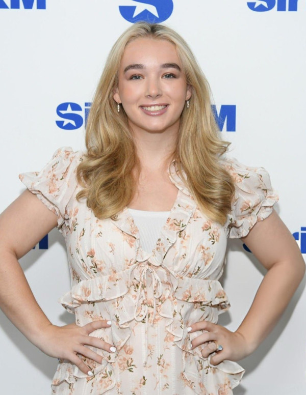 Baylen Dupree aux studios SiriusXM à New York, muse candide en robe fleurie