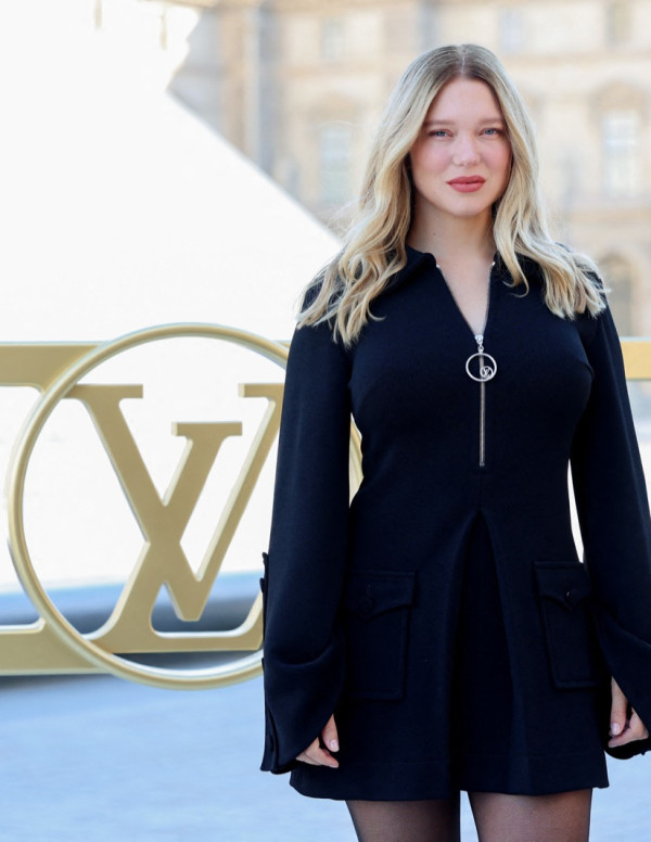 Léa Seydoux au défilé Louis Vuitton muse fatale au Louvre