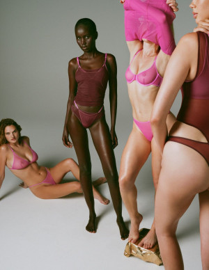 Zara Larsson envoûte Main Rose Lingerie dans un shooting incendiaire