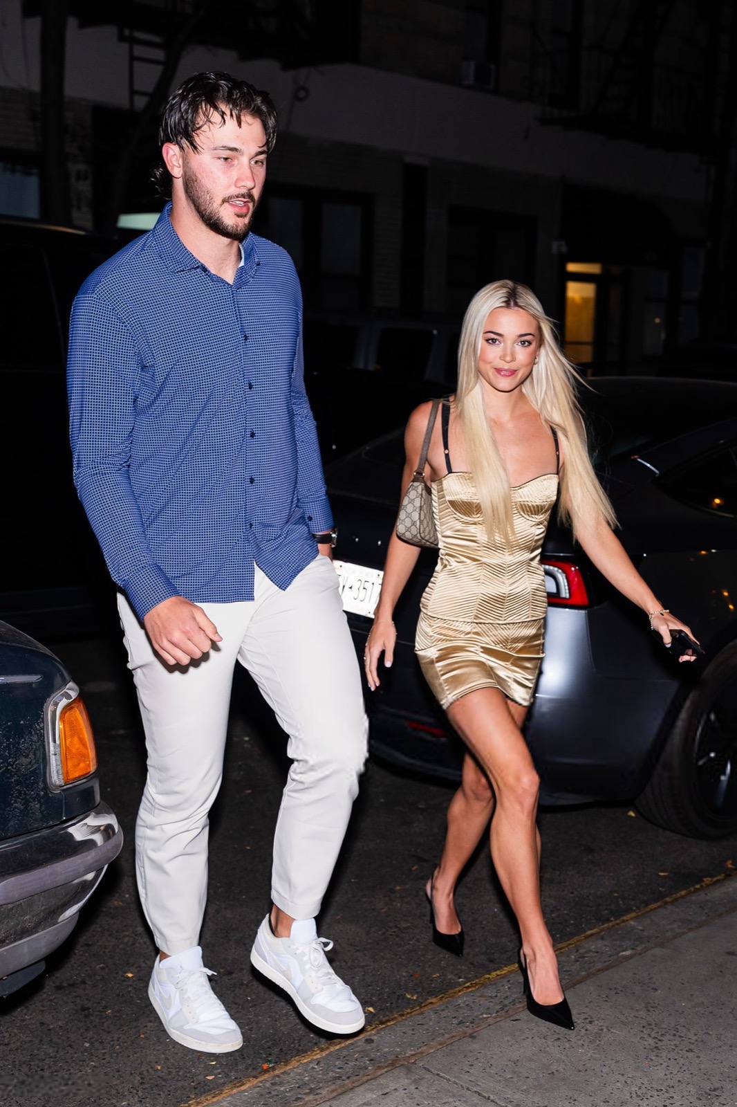 Olivia Dunne célébrant son anniversaire à New York en déesse dorée de soirée