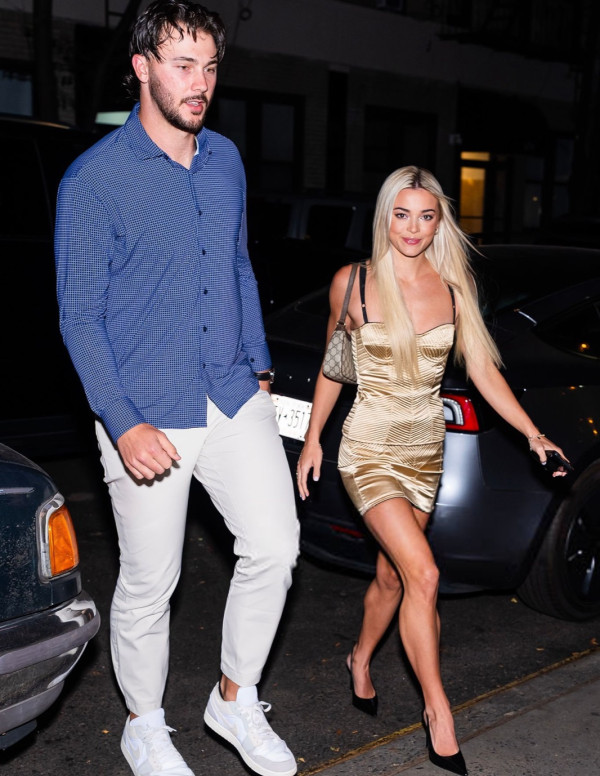 Olivia Dunne célébrant son anniversaire à New York en déesse dorée de soirée