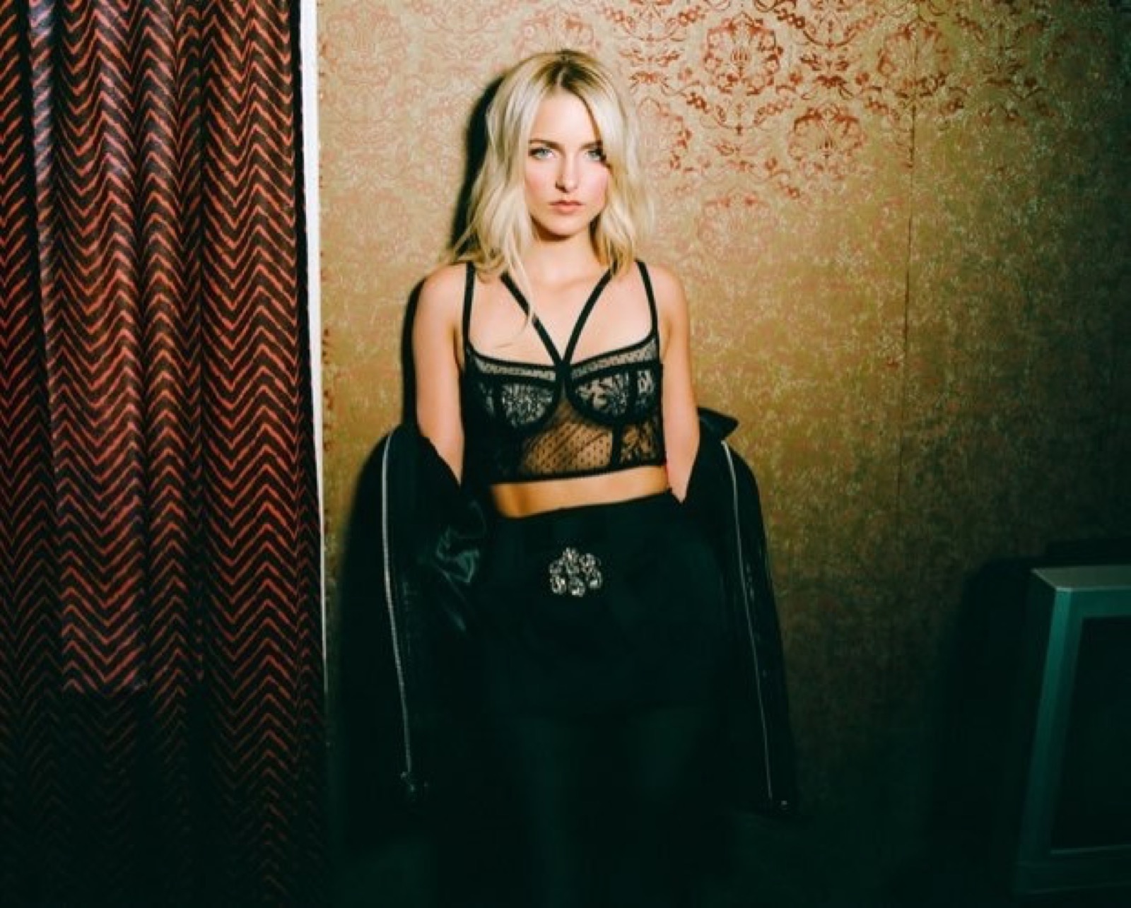 Mckenna Grace – InStyle magazine, shooting en poupée rebelle derrière les rideaux fleuris