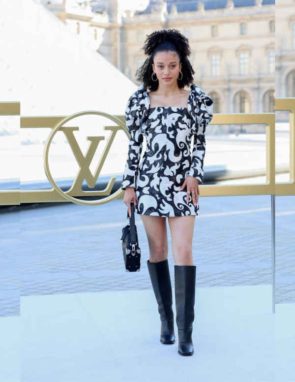 Chase Infiniti au Louis Vuitton Womenswear Fashion Show à Paris, défilé ensorcelant