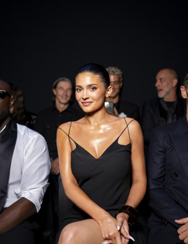 Kylie Jenner au défilé Tom Ford à la Fashion Week de Paris, tentatrice en noir obsédant