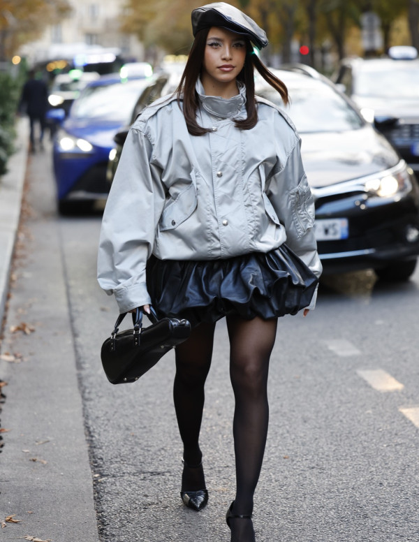 Emilia Mernes arrive au défilé Vaquera pendant la Fashion Week Paris