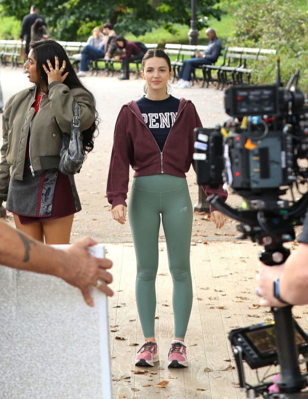 Ella Hunt au tournage de Not Suitable for Work à Central Park