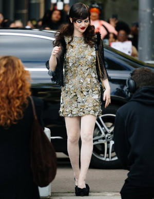 Sophie Thatcher au défilé Valentino à la Fashion Week de Paris
