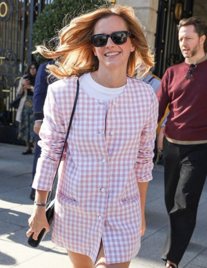 Emma Watson quittant son hôtel parisien pendant la Fashion Week