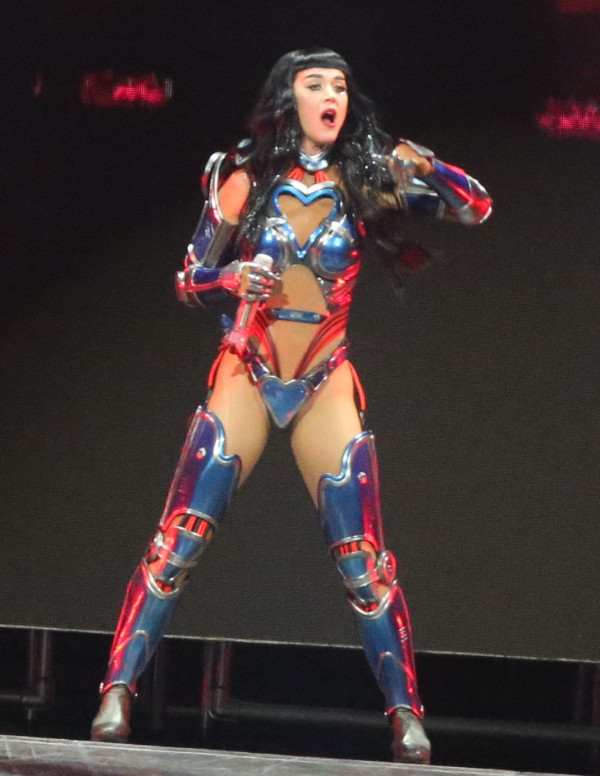 Katy Perry en armure galactique électrise Birmingham lors d’un concert incandescent