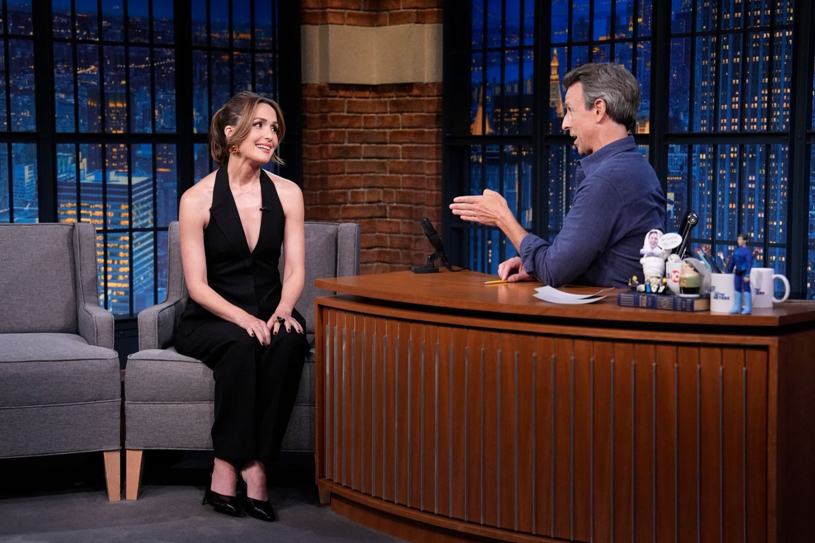 Rose Byrne au Late Night with Seth Meyers, muse chic et malicieuse sous les projecteurs new-yorkais