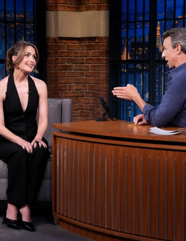 Rose Byrne au Late Night with Seth Meyers, muse chic et malicieuse sous les projecteurs new-yorkais