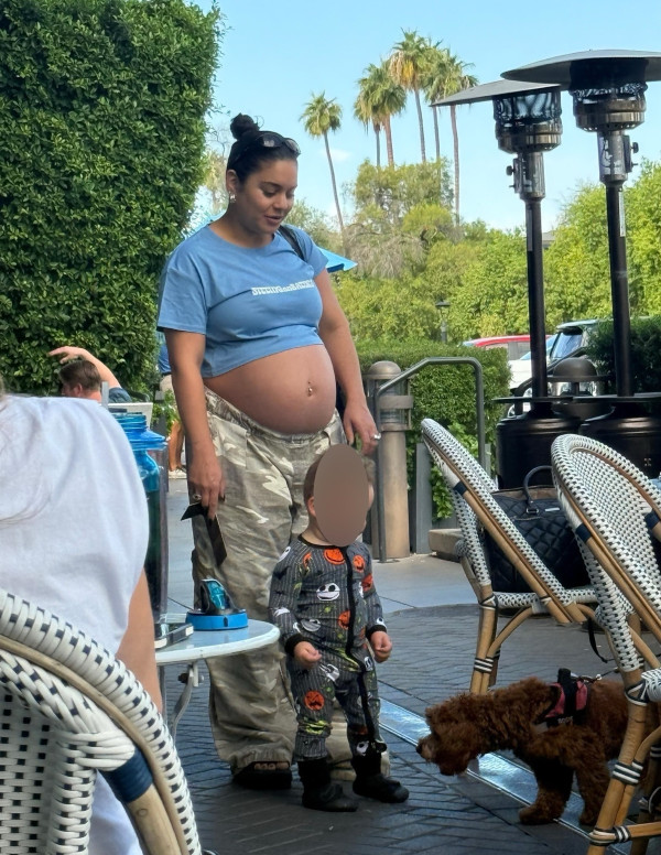Vanessa Hudgens en brunch à Phoenix, déesse enceinte et reine du ventre insolent 